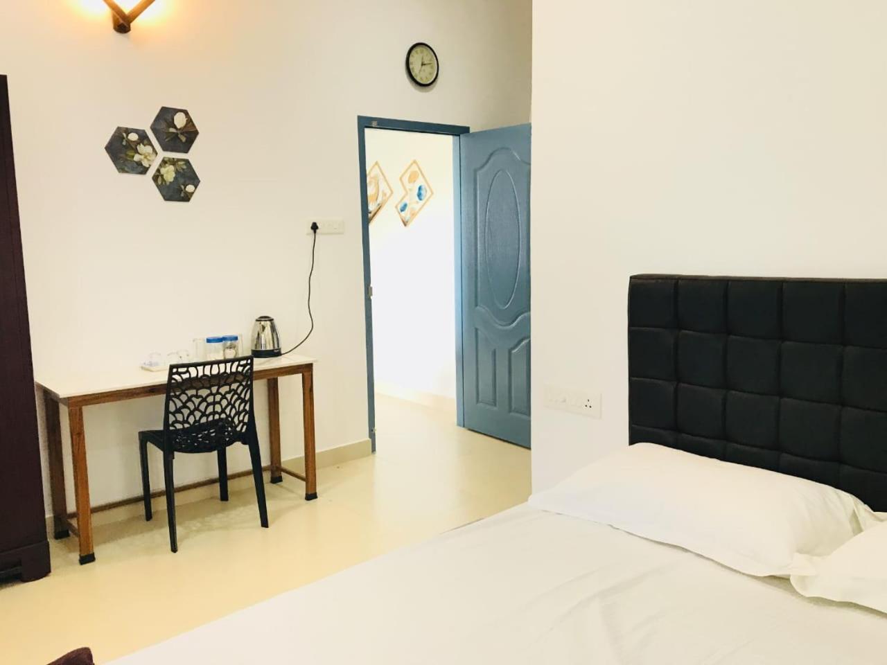 The Lobo'S Inn Pirmed ภายนอก รูปภาพ